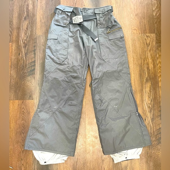 ‎Burton - Picture 1 of 10